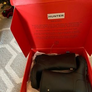 Women’s Size 8 Hunter boots in Black